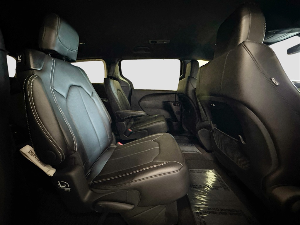 2025 Chrysler Pacifica photo 14