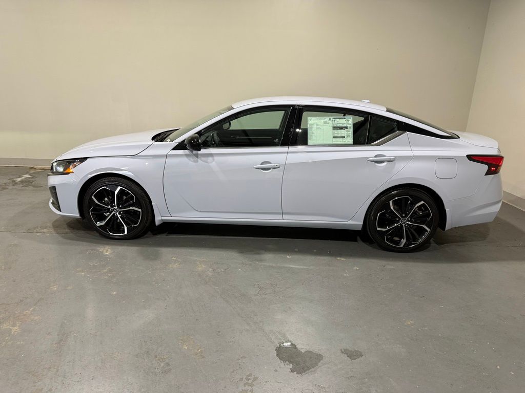 2025 Nissan Altima SR photo 3
