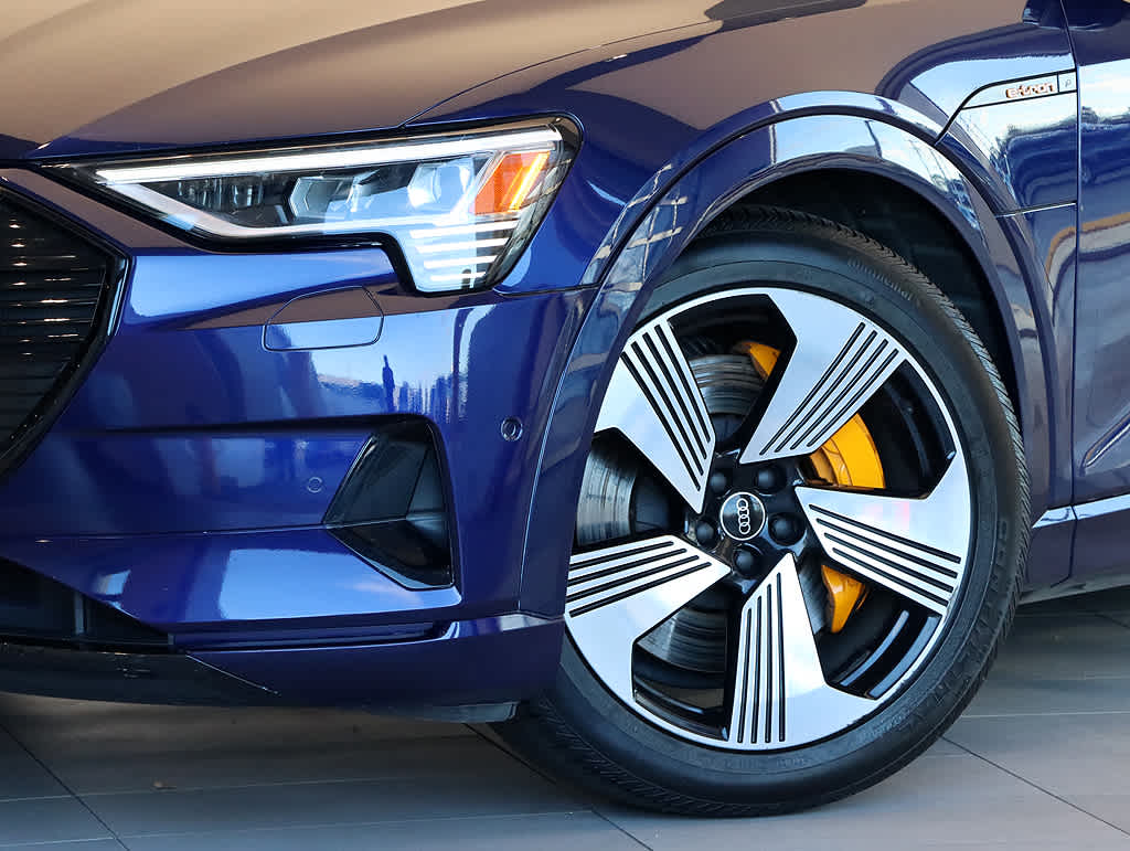 2022 Audi e-tron Premium Plus photo 2