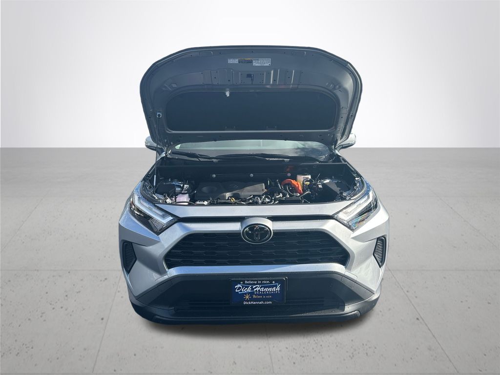 2025 Toyota RAV4 Hybrid XLE photo 4