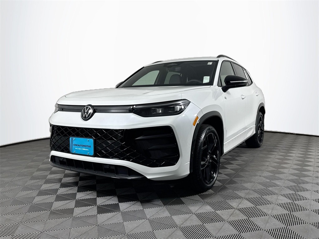 2025 Volkswagen Tiguan SE R-LINE BLACK's photo