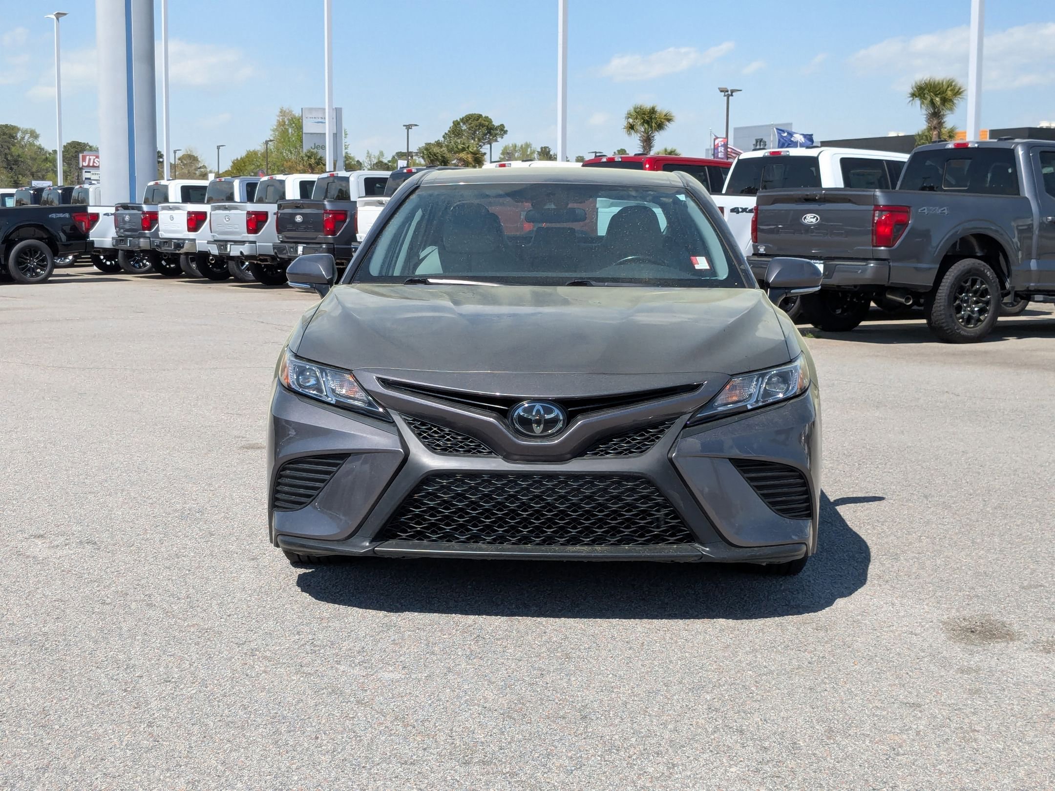 2020 Toyota Camry SE photo 2