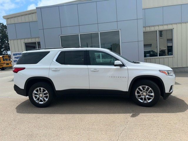Used 2021 Chevrolet Traverse 3LT with VIN 1GNEVHKW7MJ224042 for sale in Kansas City