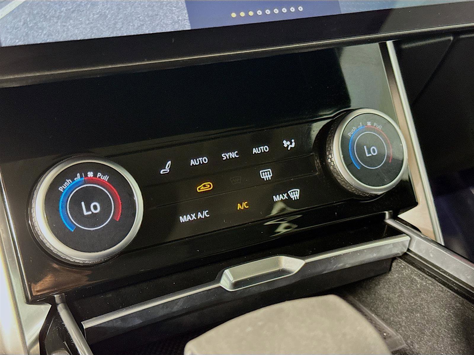 2022 Land Rover Range Rover SE photo 15