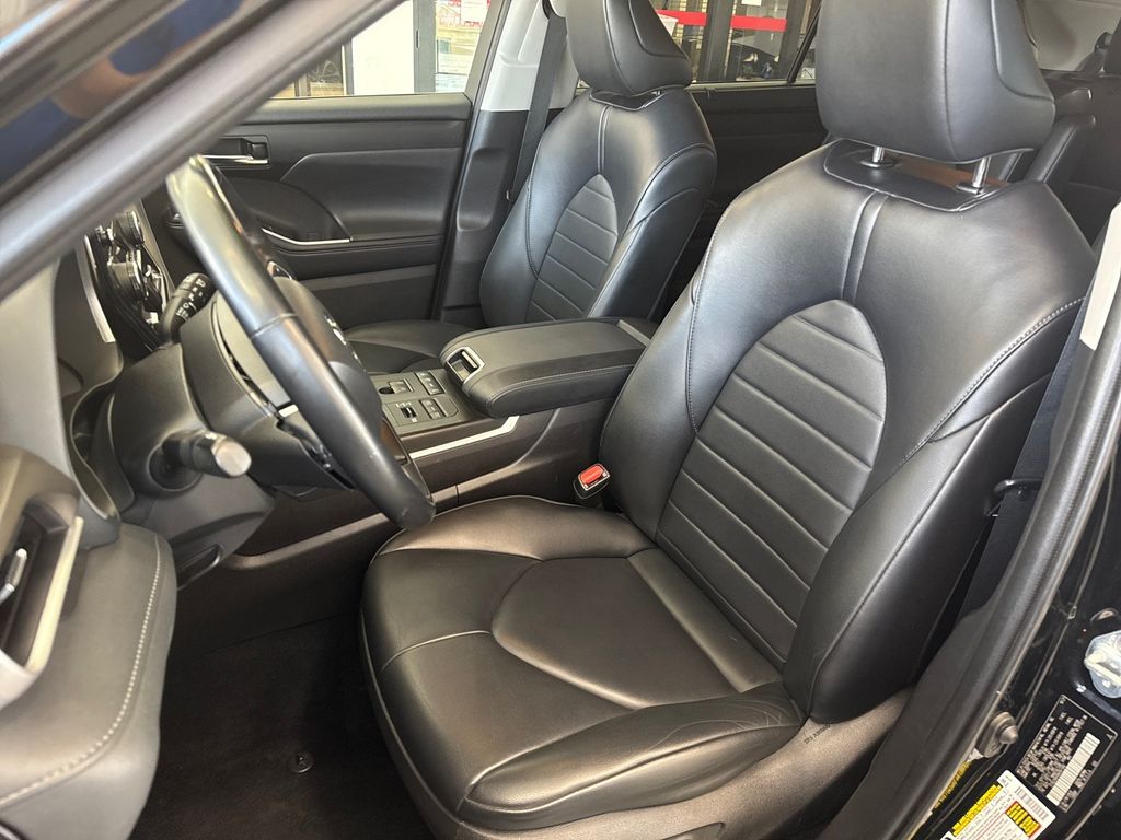 2022 Toyota Highlander XLE photo 7