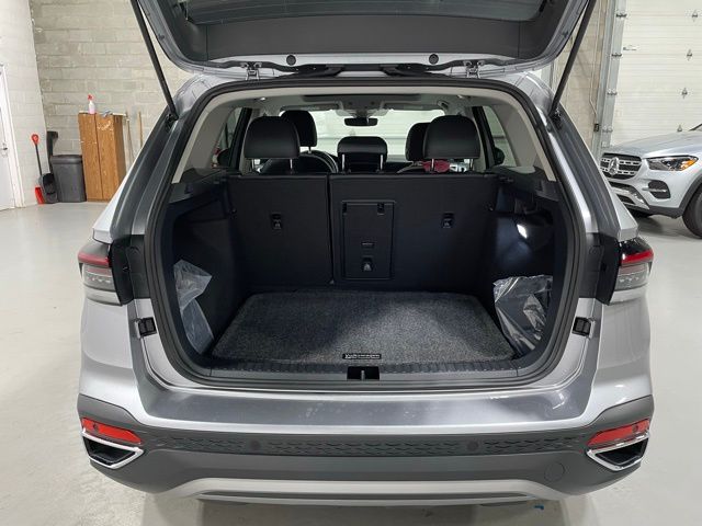2025 Volkswagen Taos SE photo 14