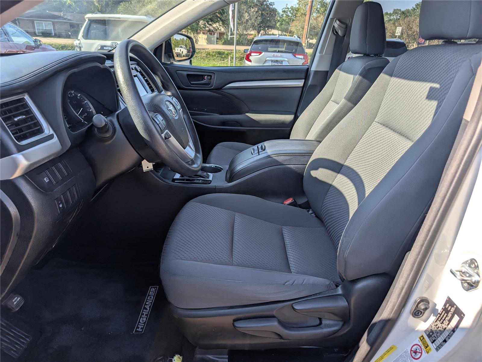 2018 Toyota Highlander LE photo 9