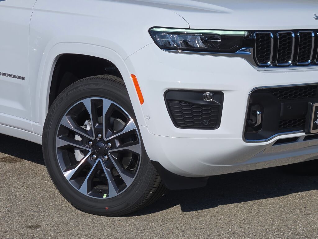2025 Jeep Grand Cherokee Overland photo 2