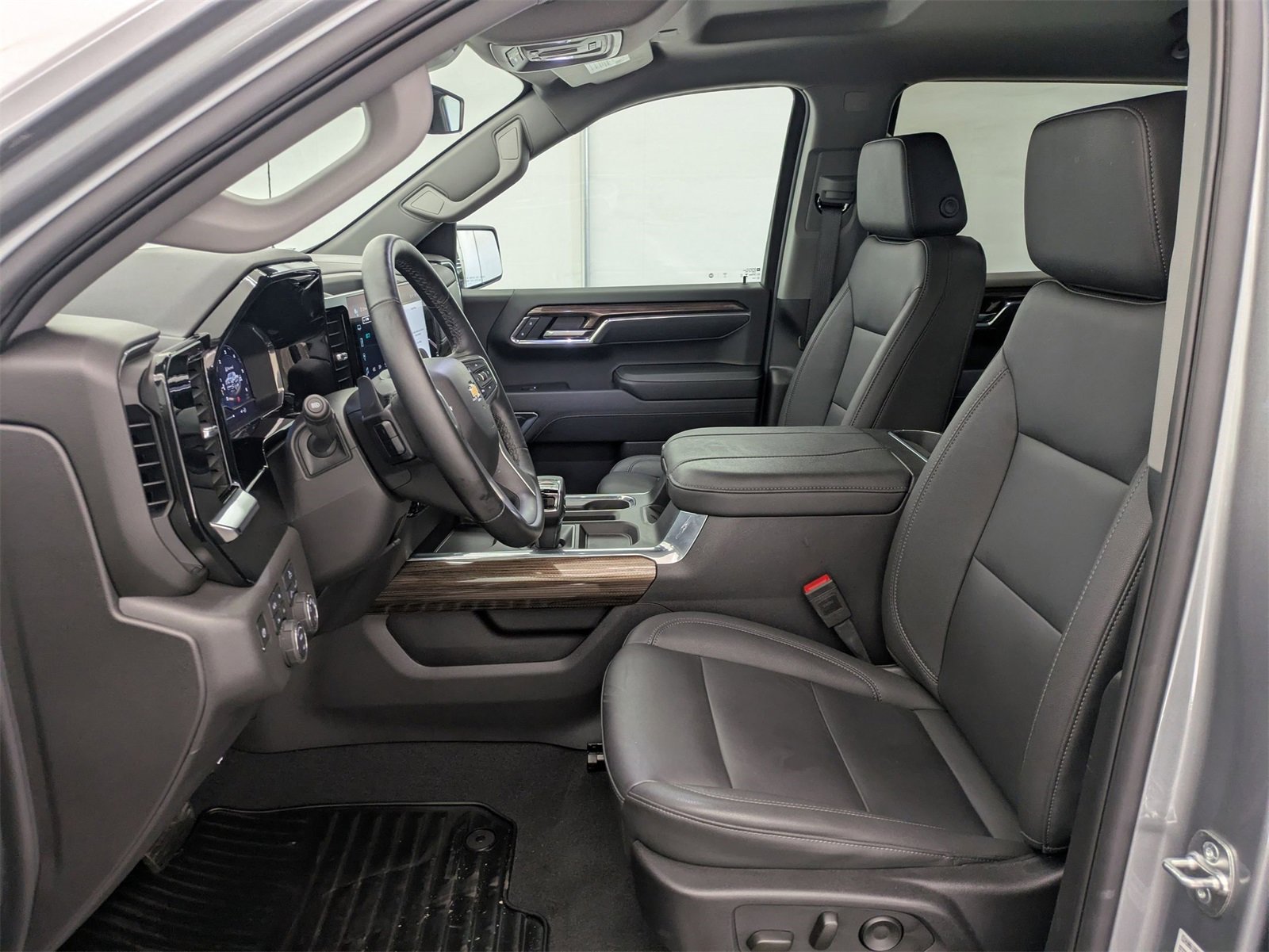 2025 Chevrolet Silverado 1500 LT photo 17