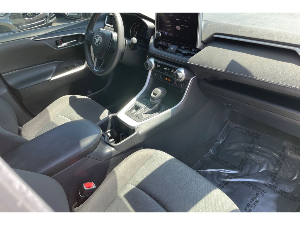 2023 Toyota RAV4 XLE photo 18
