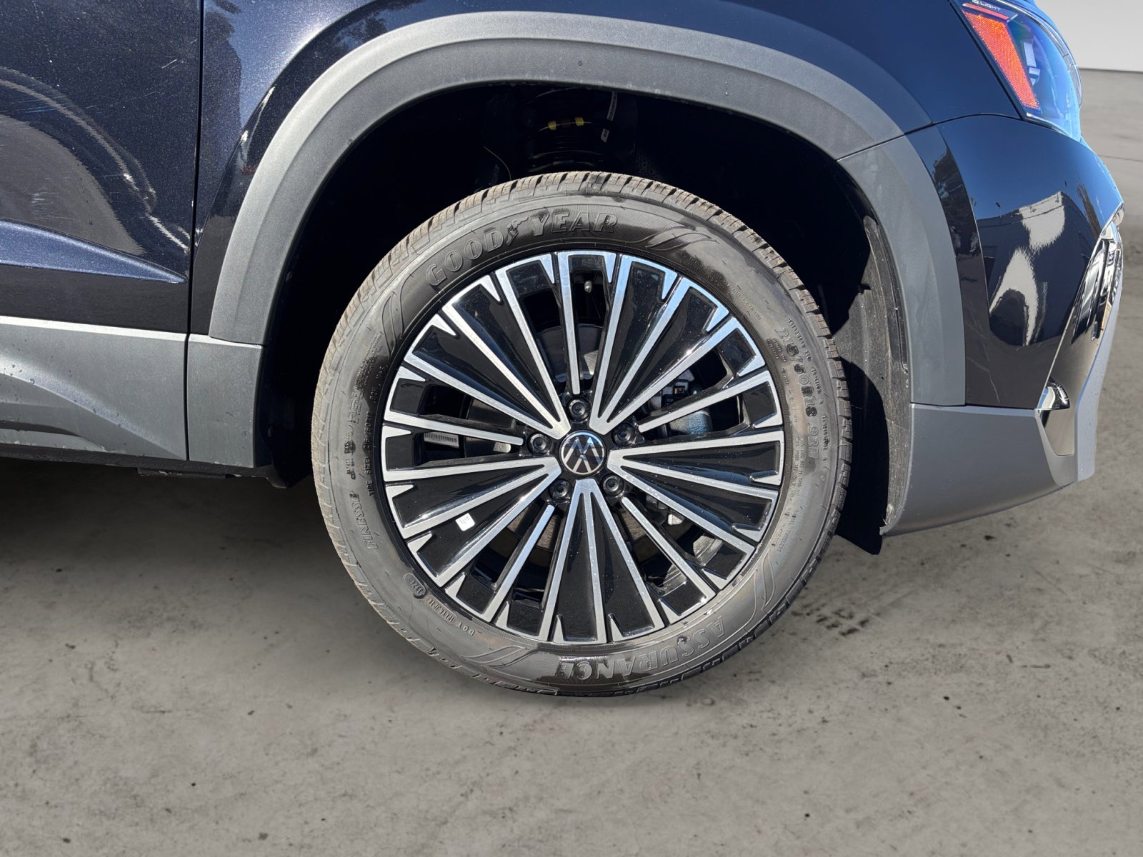 2025 Volkswagen Taos SE photo 14