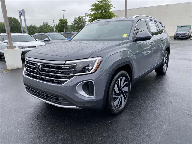 2025 Volkswagen Atlas SEL photo 3