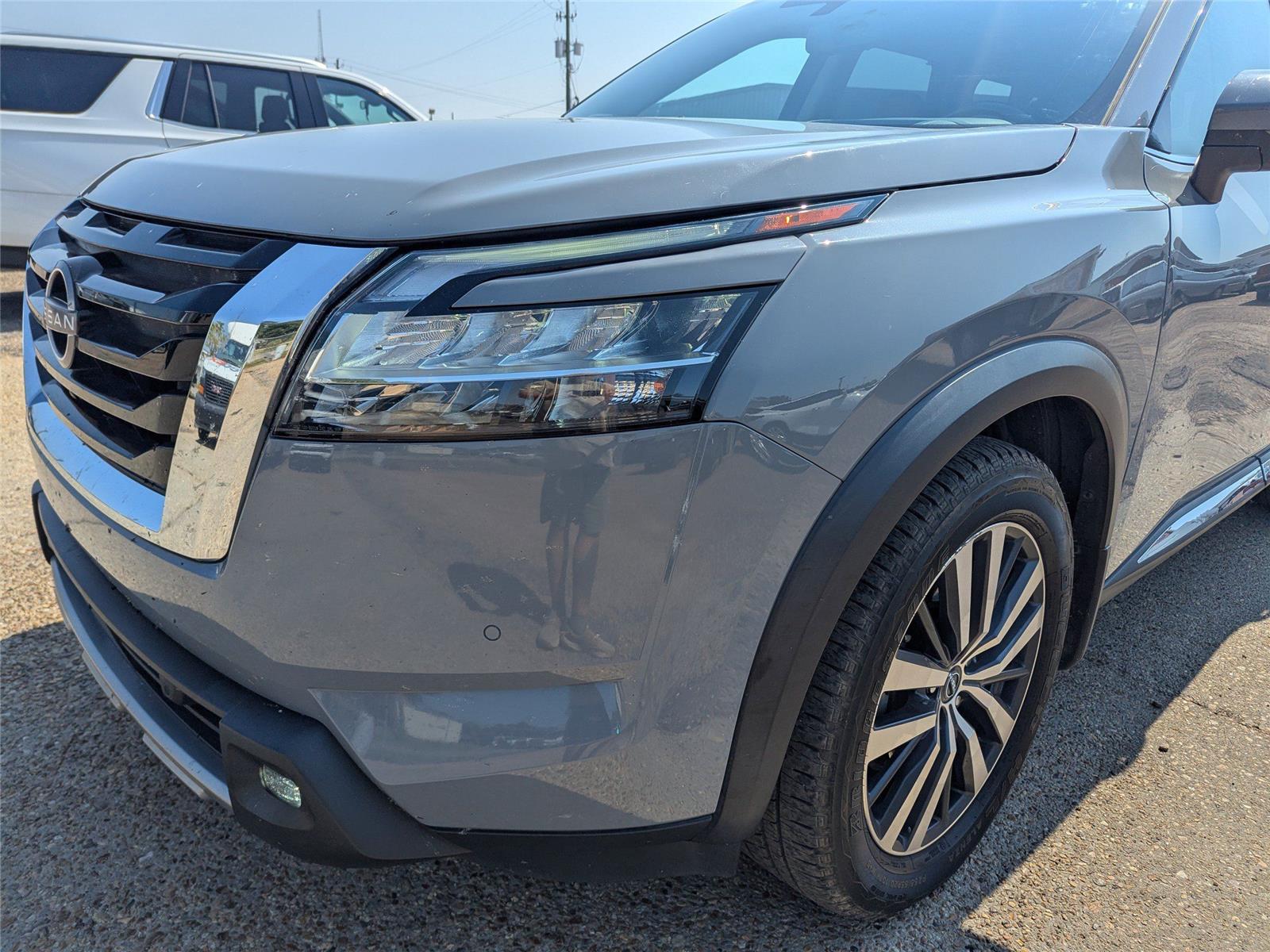 2022 Nissan Pathfinder Platinum photo 9