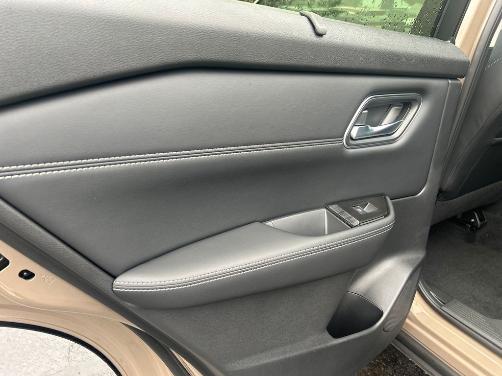 2025 Nissan Rogue Platinum photo 28