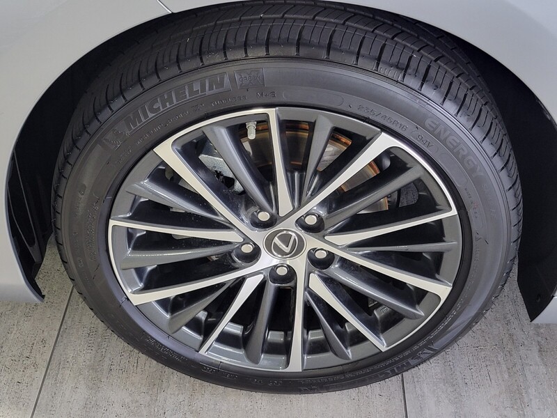 2025 Lexus ES 300h photo 8
