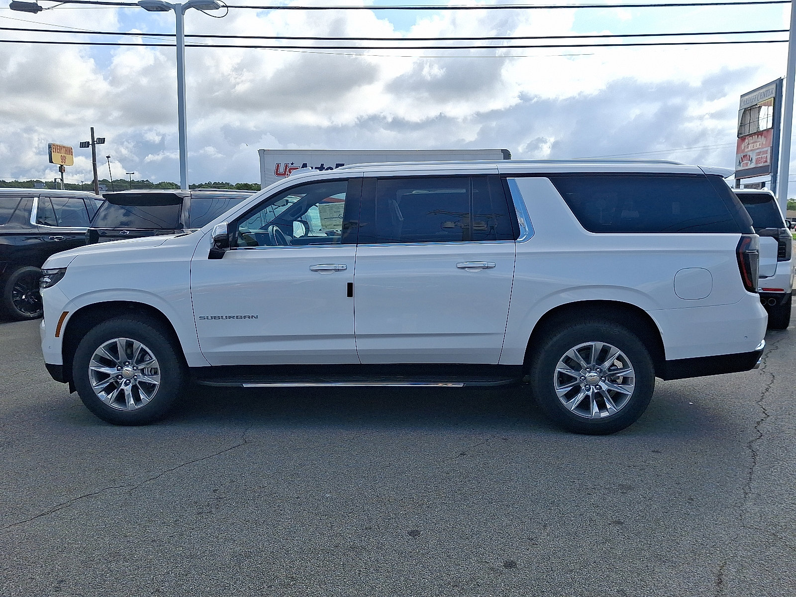 2025 Chevrolet Suburban Premier photo 2