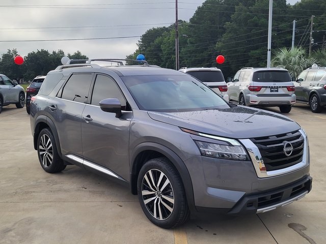 2024 Nissan Pathfinder Platinum photo 2