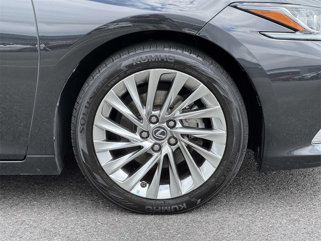 2019 Lexus ES 300h photo 9