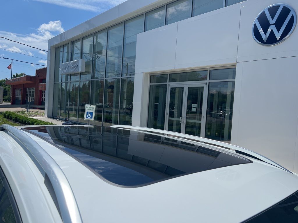 2025 Volkswagen Taos SE photo 2
