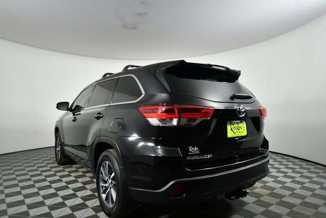 2017 Toyota Highlander LE photo 9