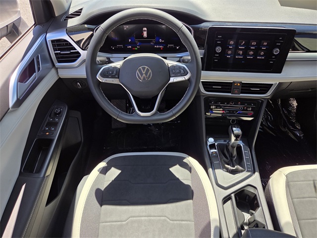 2025 Volkswagen Taos SE photo 8