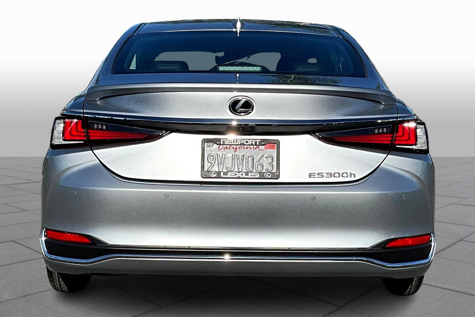 2025 Lexus ES 300h photo 4