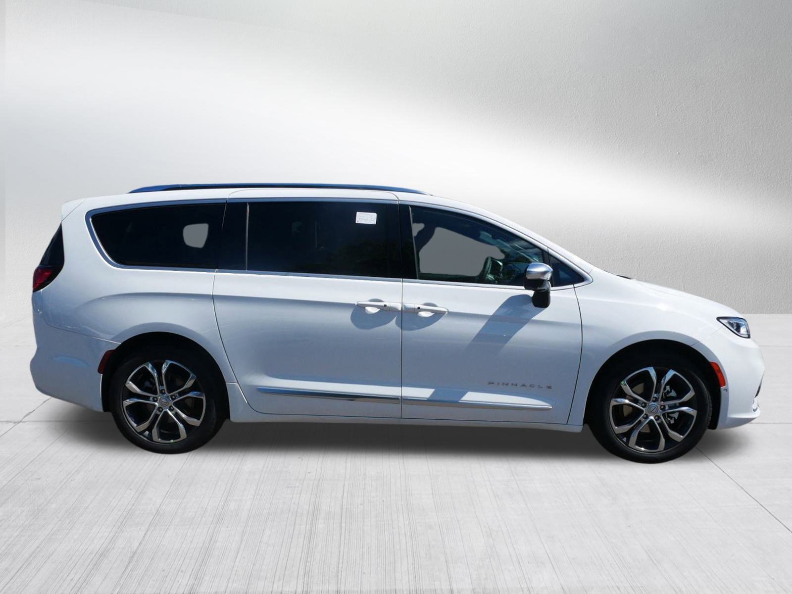 2026 Chrysler Pacifica Pinnacle photo 8