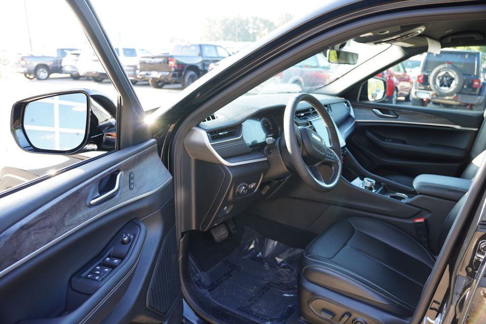 2025 Jeep Grand Cherokee Limited photo 10