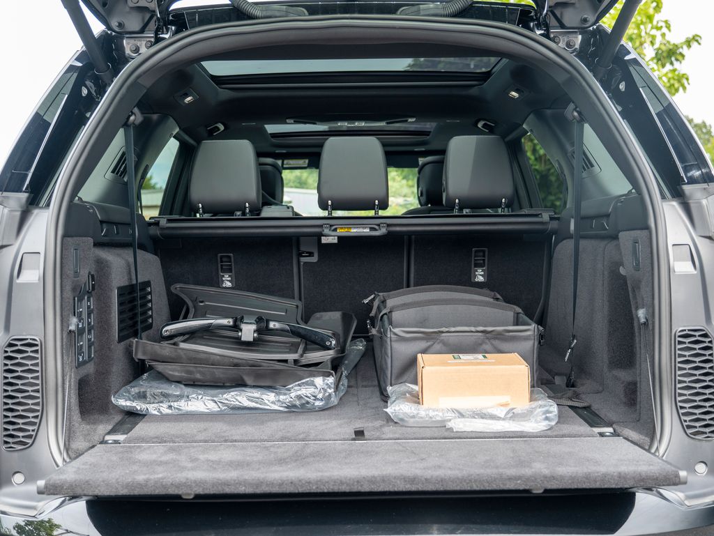 2024 Land Rover Discovery Metropolitan Edition photo 32