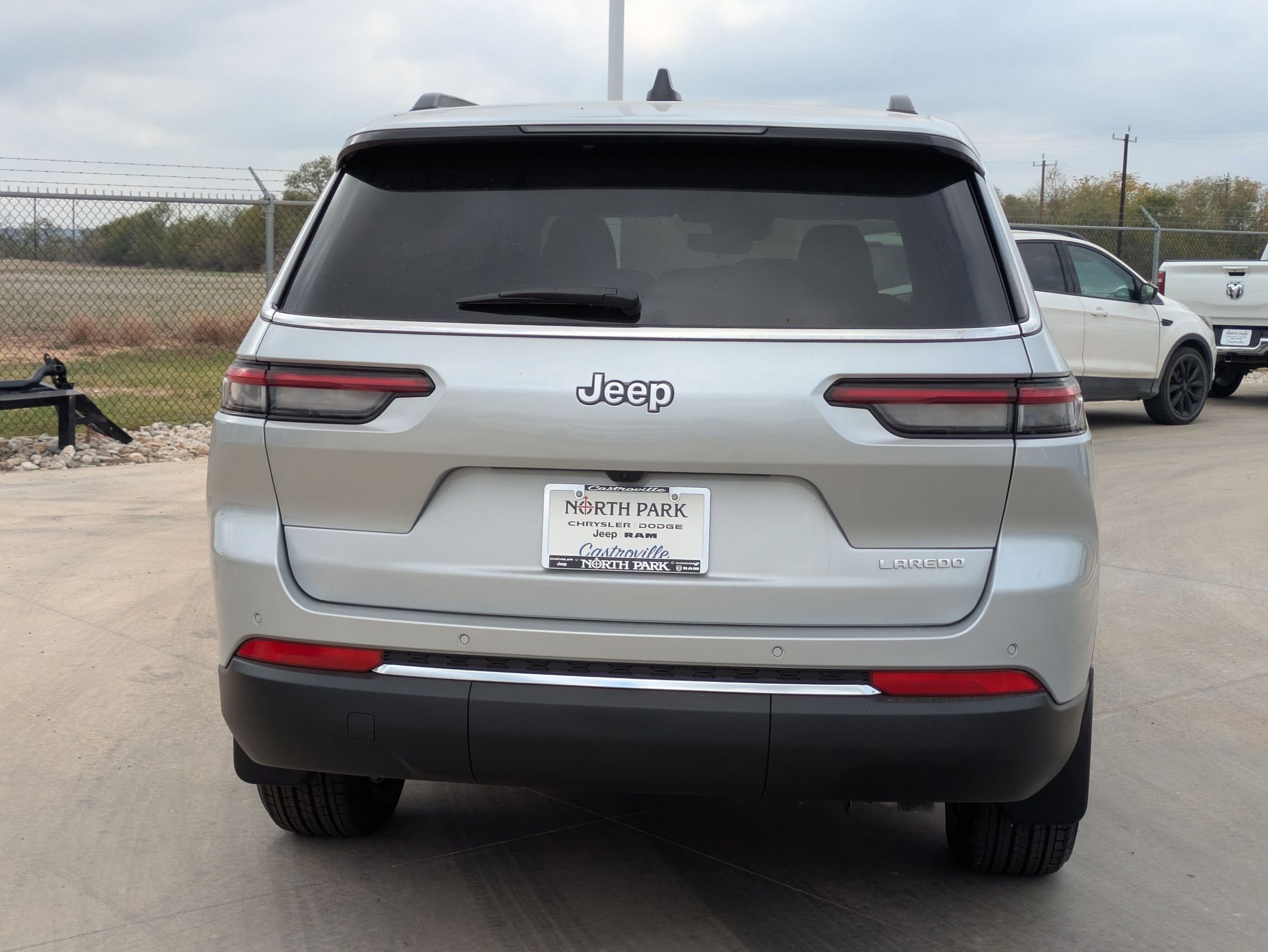 2025 Jeep Grand Cherokee Laredo photo 4