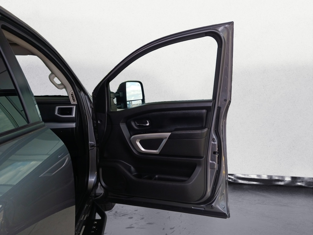 2018 Nissan Titan PRO-4X photo 18