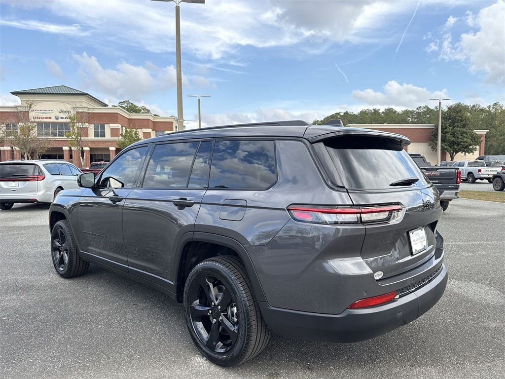 2025 Jeep Grand Cherokee Limited photo 2