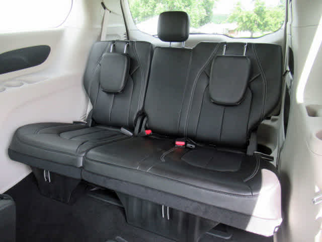 2024 Chrysler Pacifica Touring L photo 5