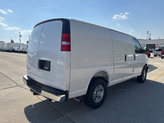 2025 Chevrolet Express Cargo 3500 photo 4