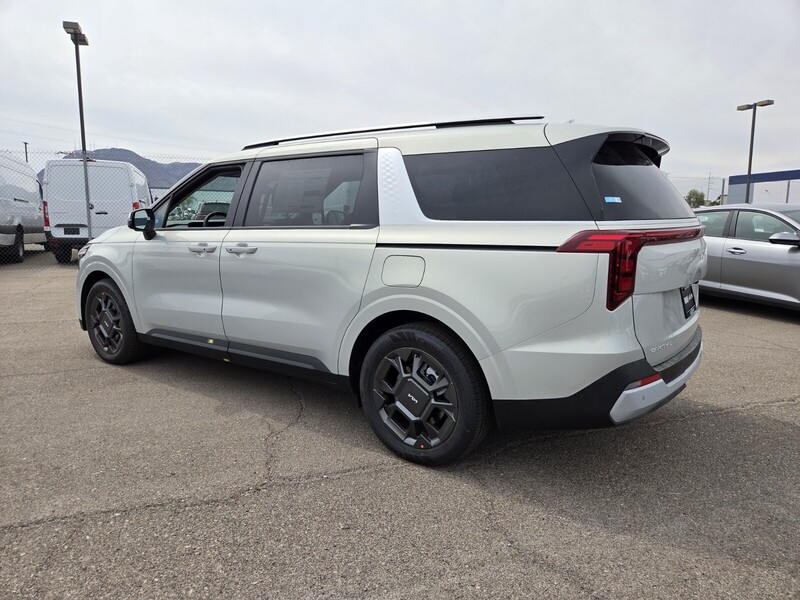 2026 Kia Carnival EX photo 3