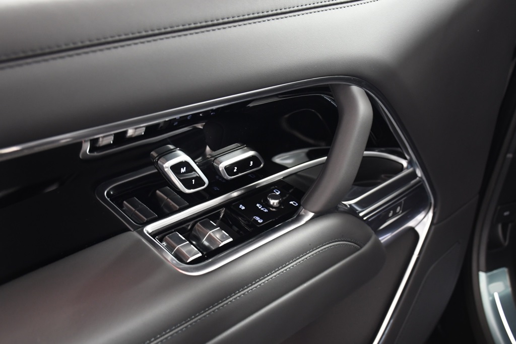 2025 Land Rover Range Rover SE photo 15