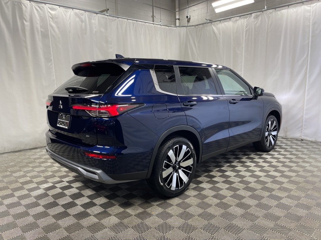 2025 Mitsubishi Outlander SE photo 3