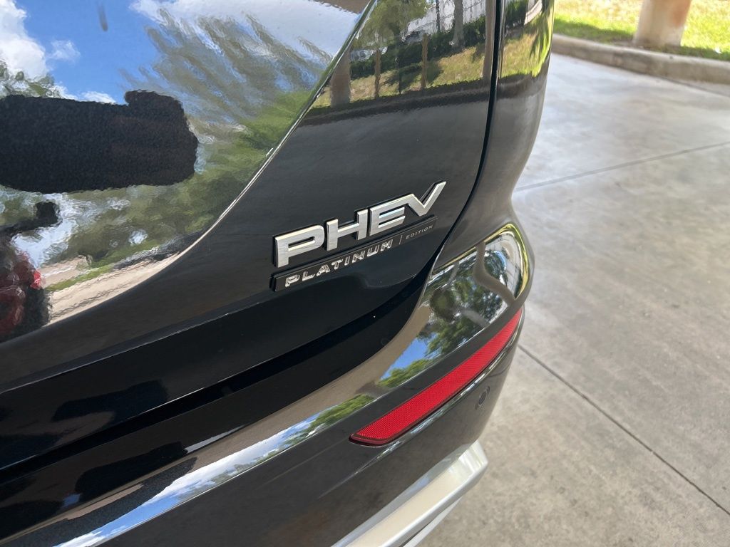 2025 Mitsubishi Outlander PHEV SEL Platinum photo 24