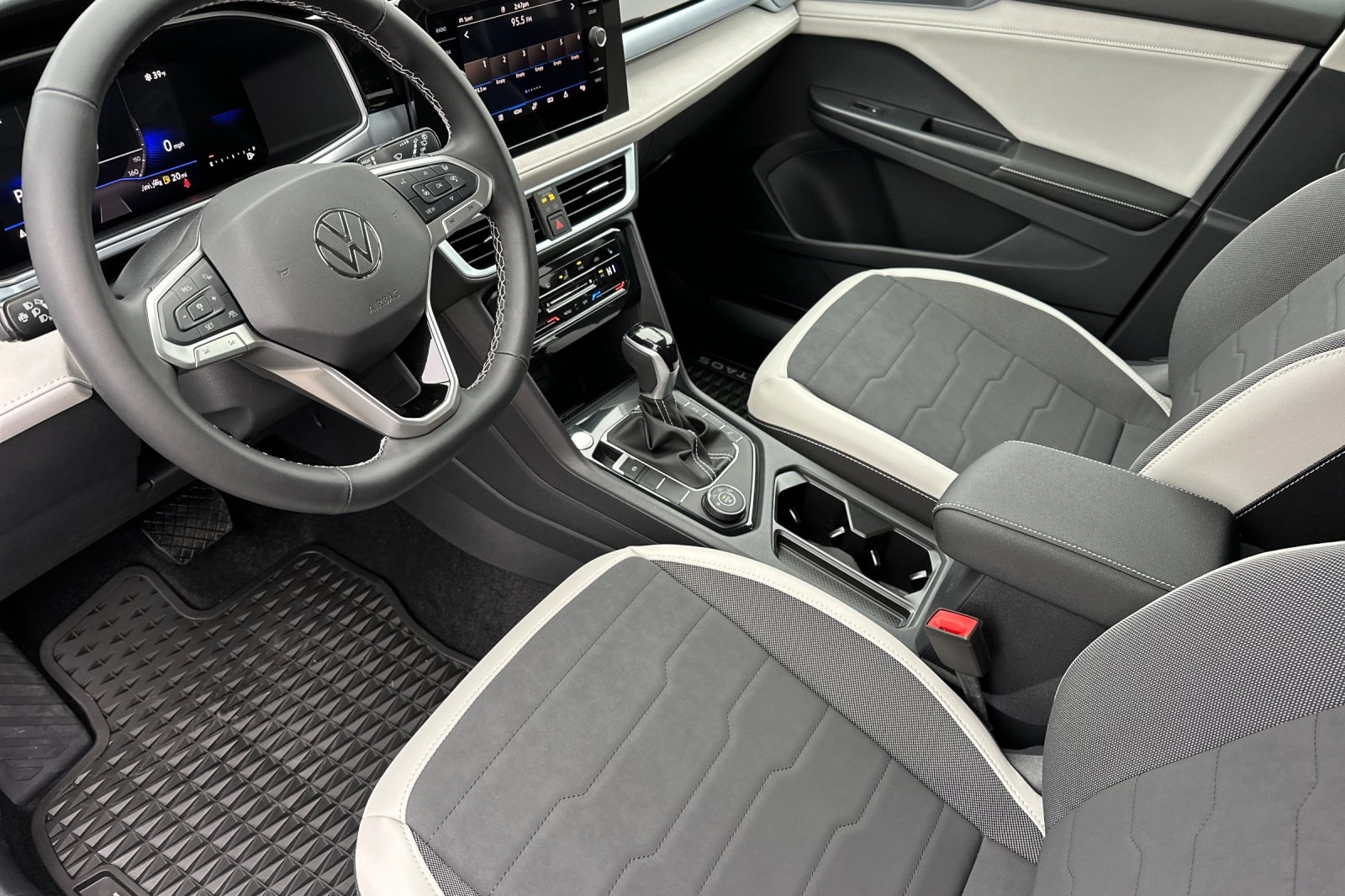 2025 Volkswagen Taos SE photo 9