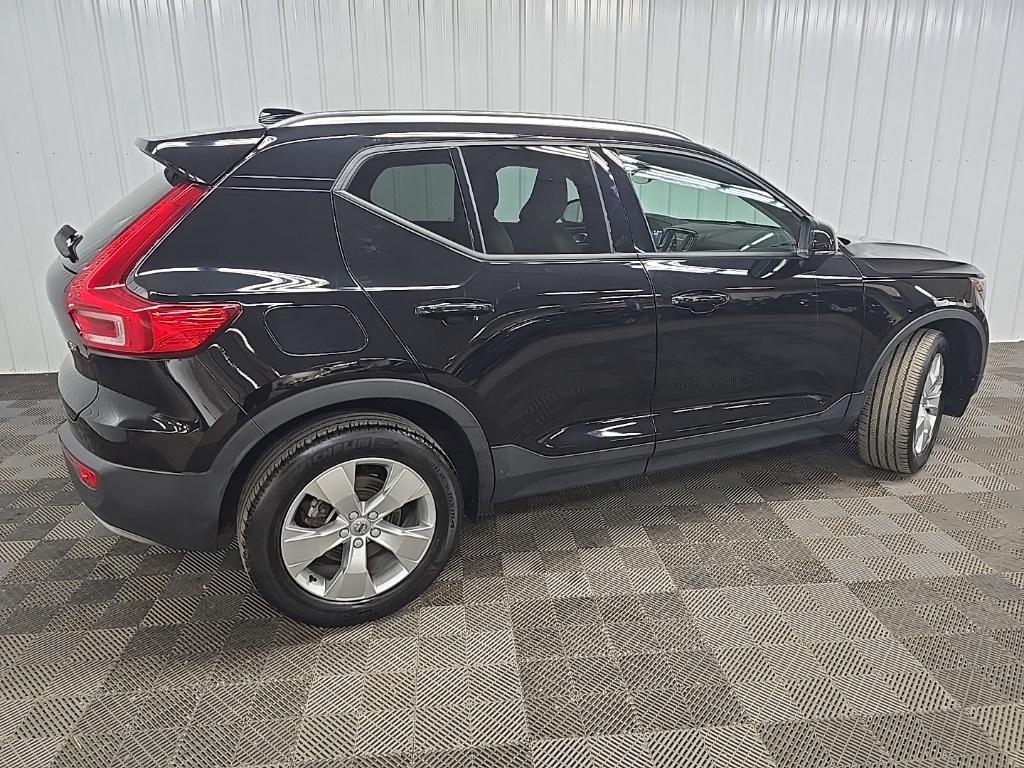 2022 Volvo XC40 Momentum photo 3