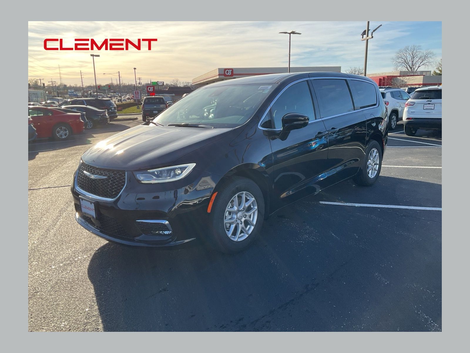 2026 Chrysler Pacifica Select's photo