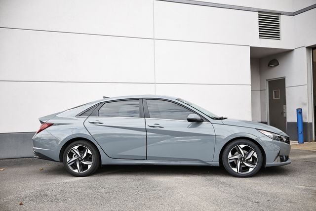 2022 Hyundai Elantra Limited photo 3