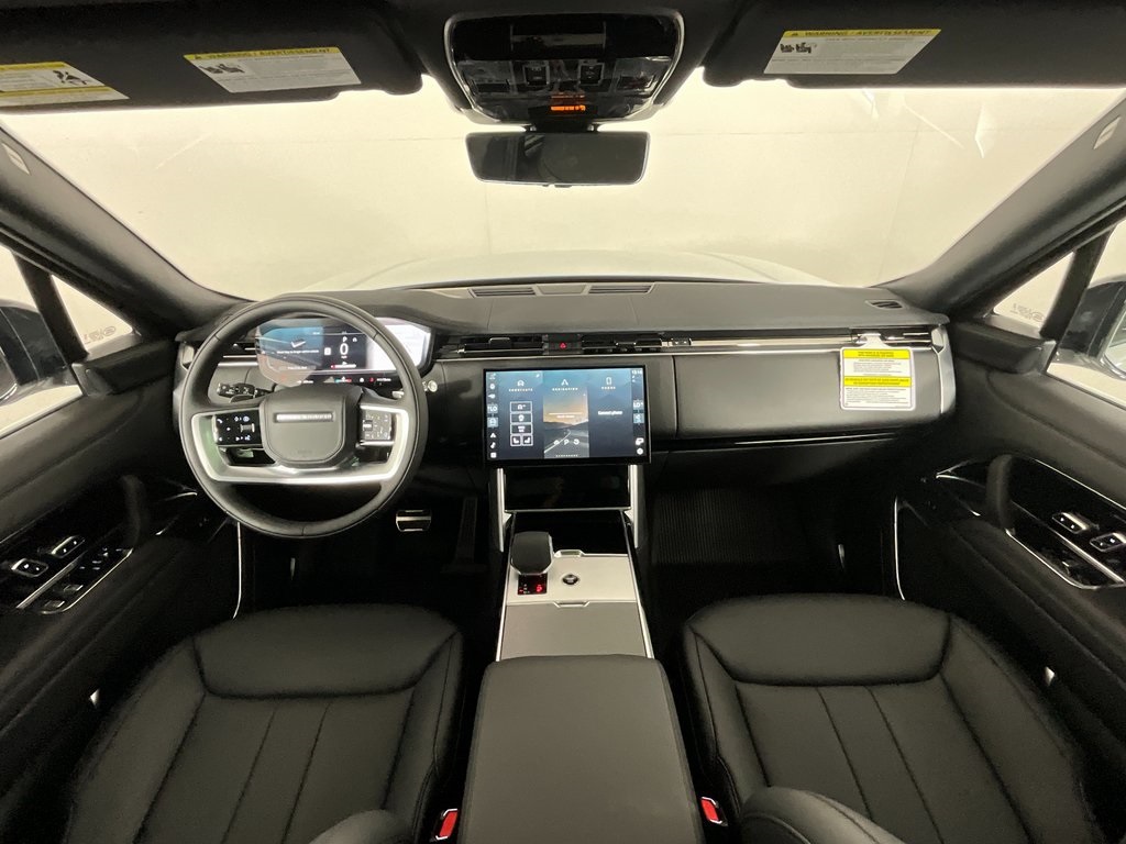 2025 Land Rover Range Rover SE photo 3