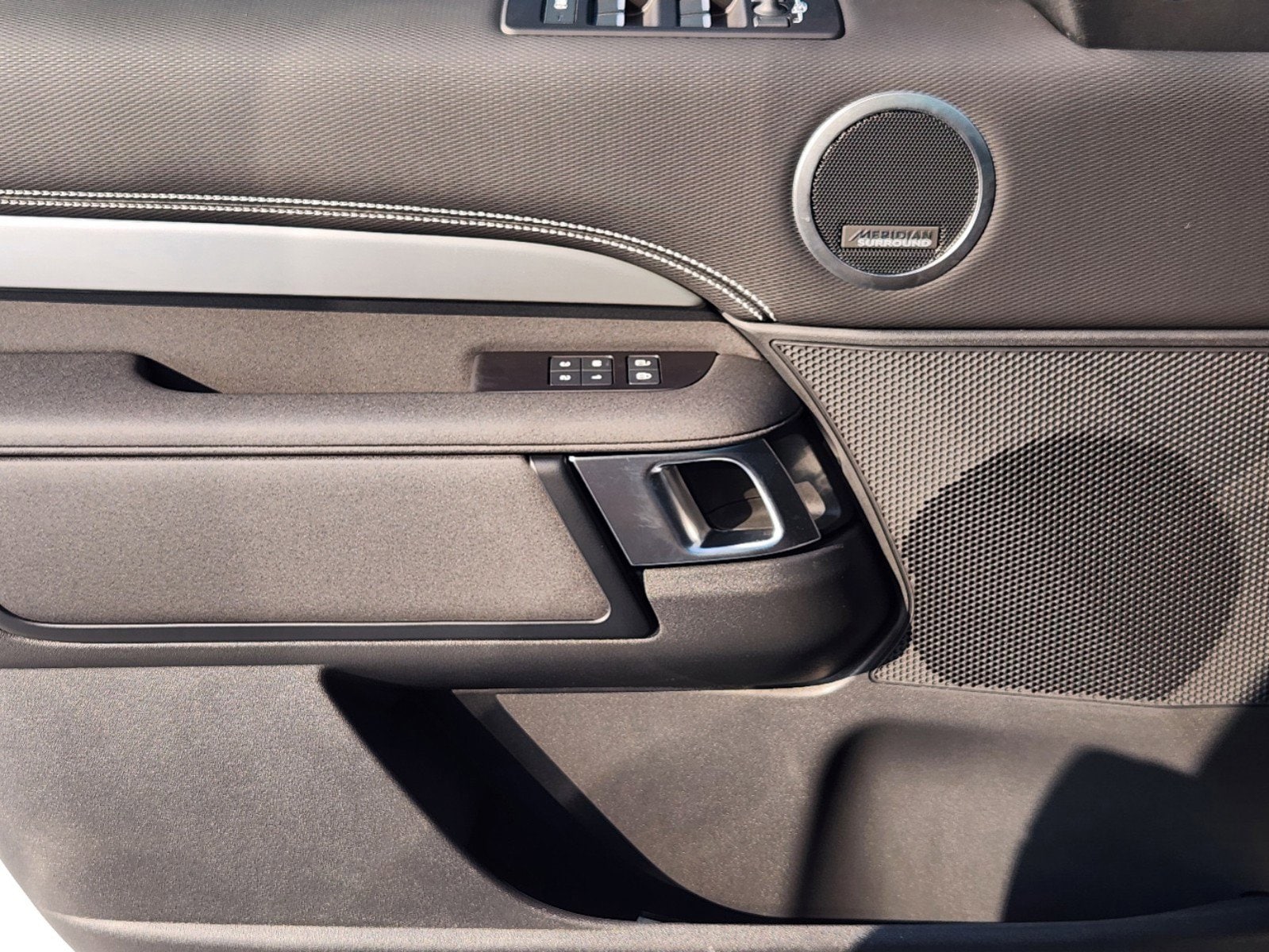 2025 Land Rover Discovery SE photo 18
