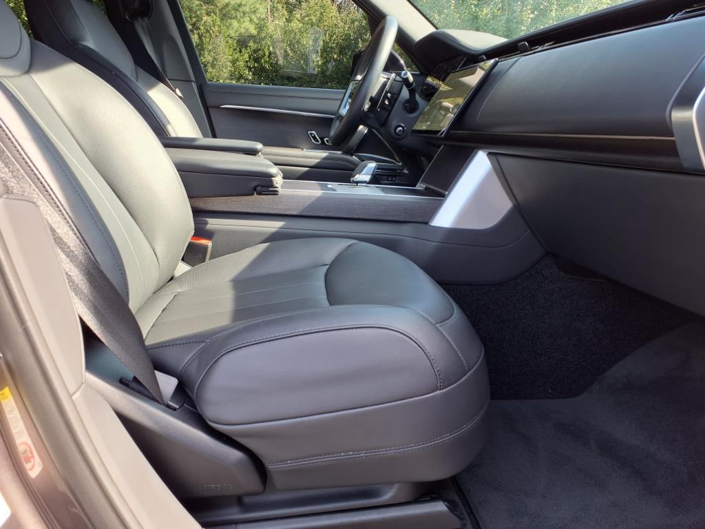 2024 Land Rover Range Rover SE photo 3