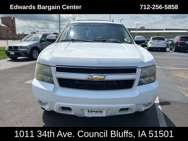 2009 Chevrolet Suburban 1500 LT photo 3