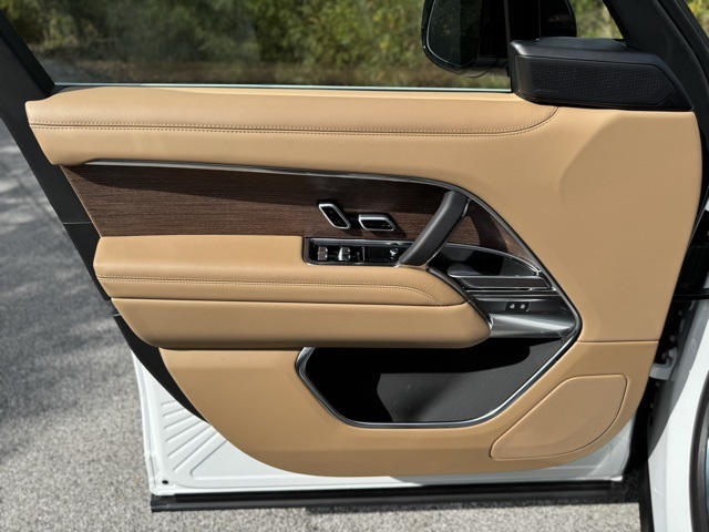 2025 Land Rover Range Rover SE photo 12