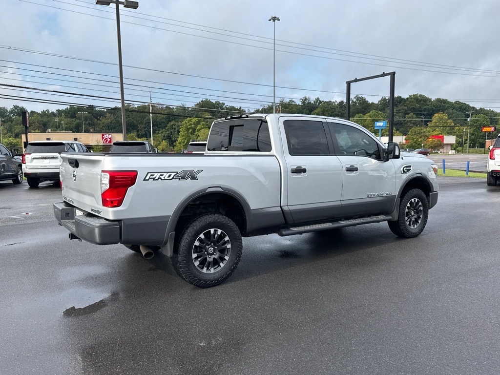 2019 Nissan Titan PRO-4X Crew Cab photo 5