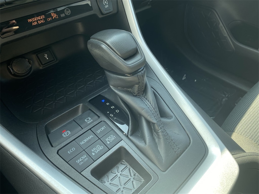 2022 Toyota RAV4 LE photo 19