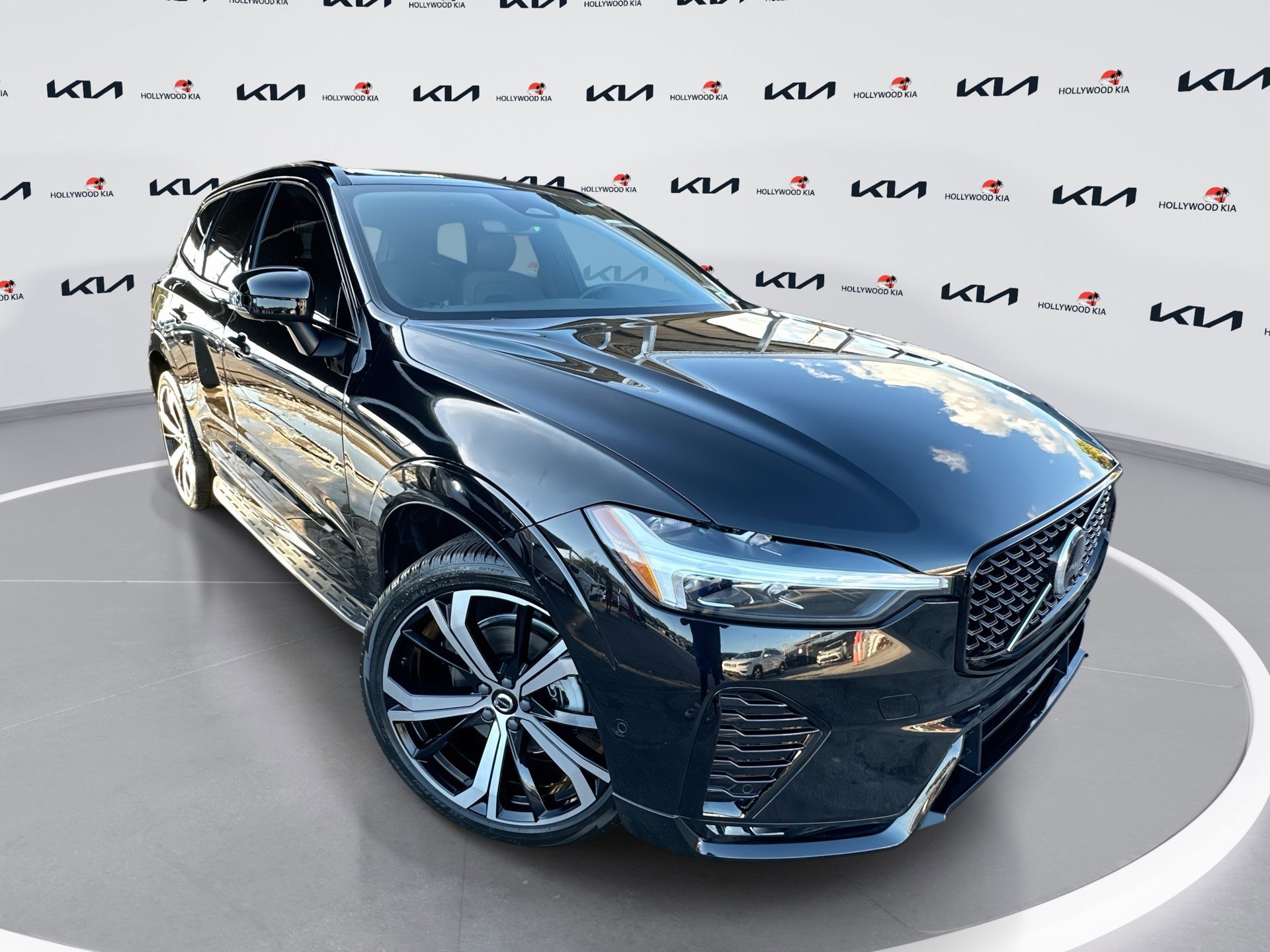 2022 Volvo XC60 R-Design's photo